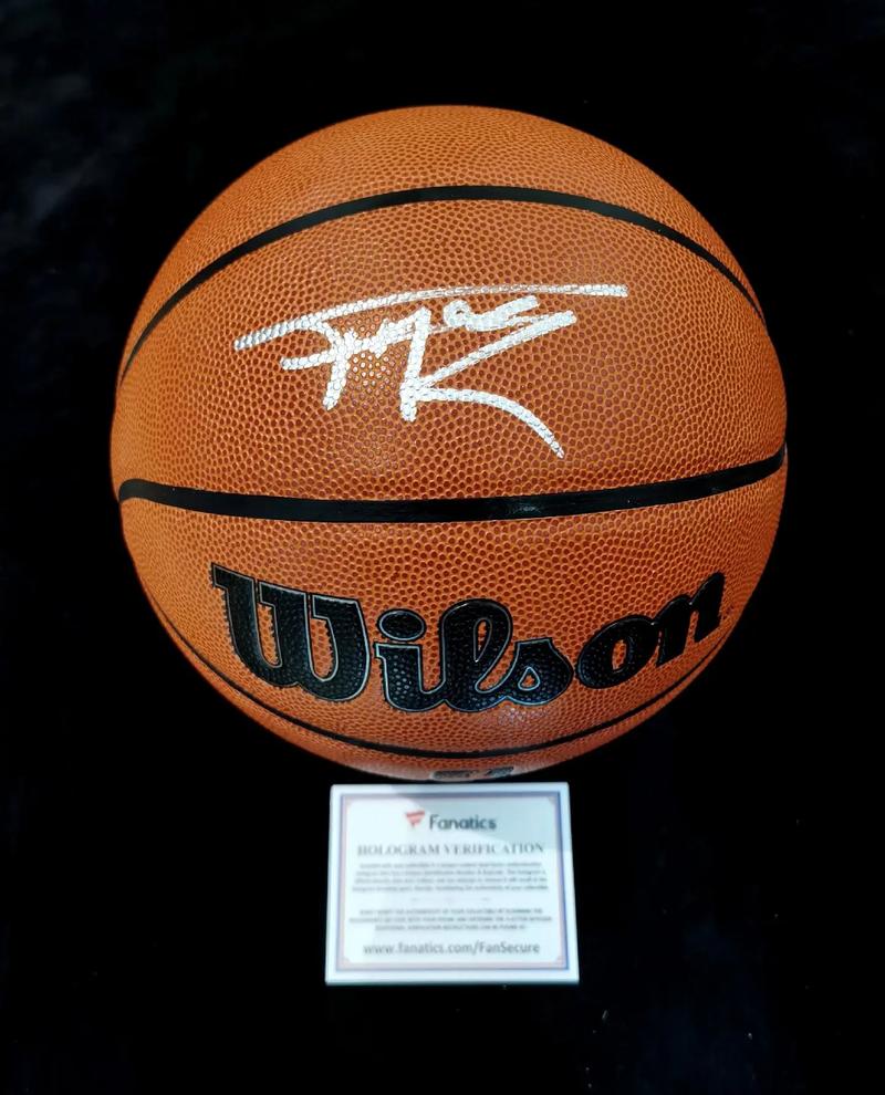 暗示续约还是离队？刘洋晒与瓦科互换球衣照片