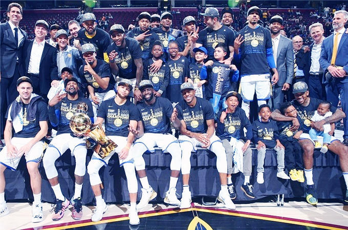 阿迪达斯发布2026世界杯用球，内置芯片