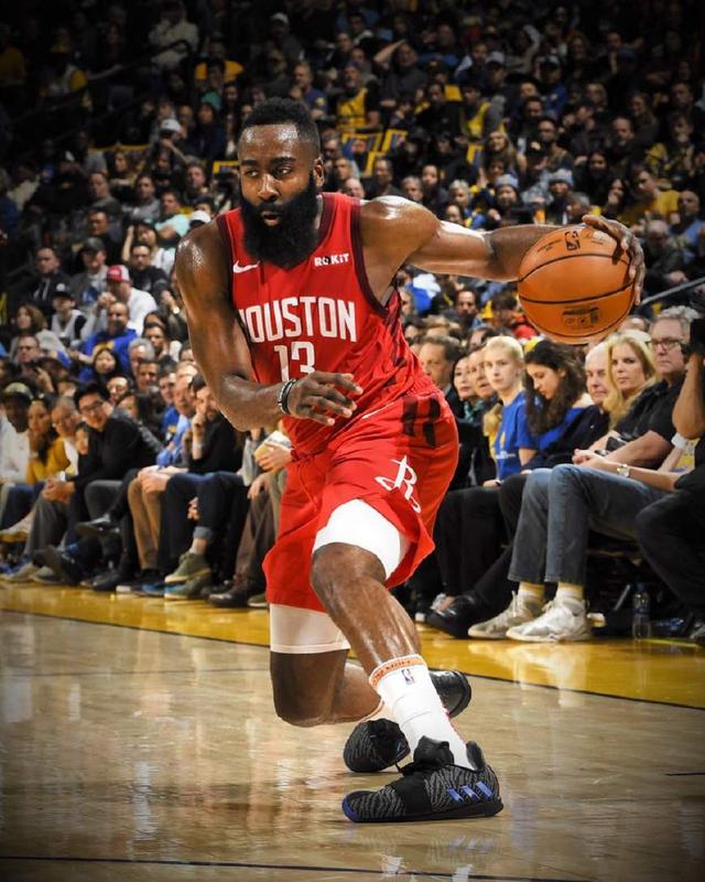 跋涉近18小时，15岁小球迷在球场外山上直播解说解放者杯决赛