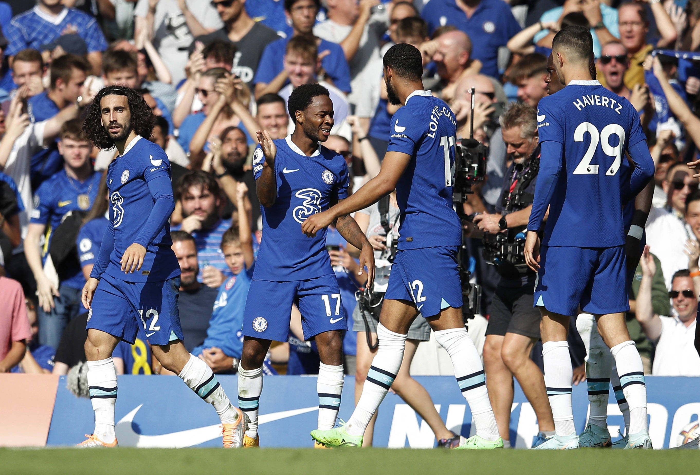 致敬李惠堂，赞助商犀旺送给魏祥鑫一颗柚子足球